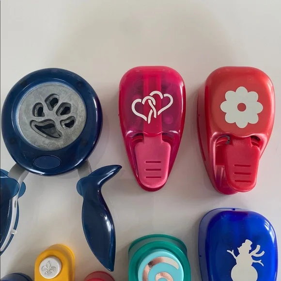13x Craft Paper Punchers - Fiskars, Marvy Uchida - Picture 3 of 7